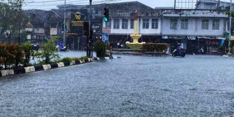 BMKG Peringatkan Potensi Hujan Petir di Berbagai Kota Besar Indonesia