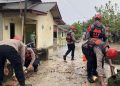Satuan Brimob Polda Babel Cepat Tanggap Bantu Korban Banjir di Bangka