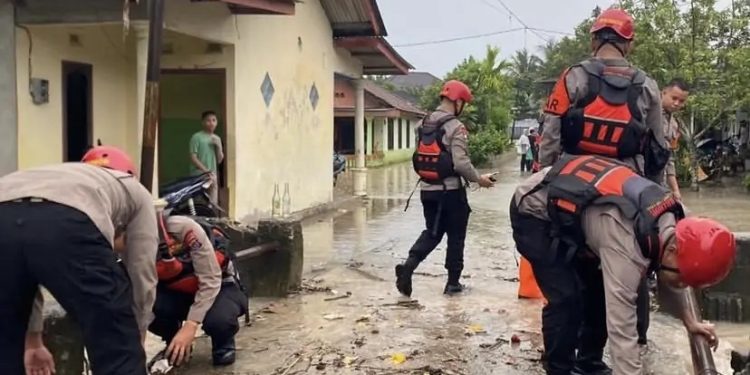 Satuan Brimob Polda Babel Cepat Tanggap Bantu Korban Banjir di Bangka
