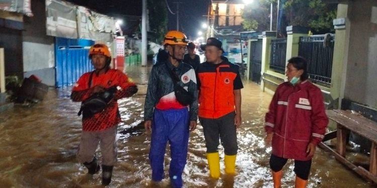 Banjir Rendam Ribuan Rumah di Batang, Warga Mengungsi ke Masjid