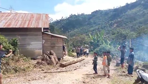 Polri dan Warga Aceh Tengah Bangun Jembatan Darurat di Hari Libur