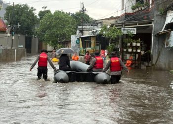 Polisi Lakukan Evakuasi Warga Terdampak Banjir di Asrama Pondok Karya