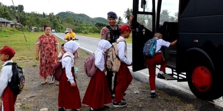 Brimob Gorontalo Sediakan Layanan Bus Sekolah Gratis di Tibawa
