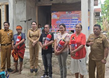 Pemkab Sumba Barat Daya Berikan 75 APAR kepada Warga Weetabula