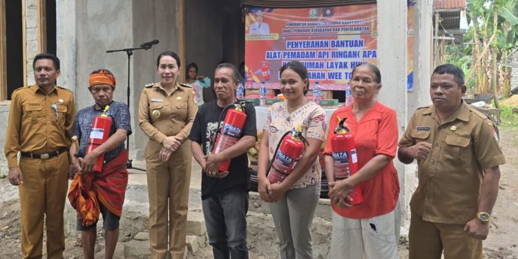 Pemkab Sumba Barat Daya Berikan 75 APAR kepada Warga Weetabula