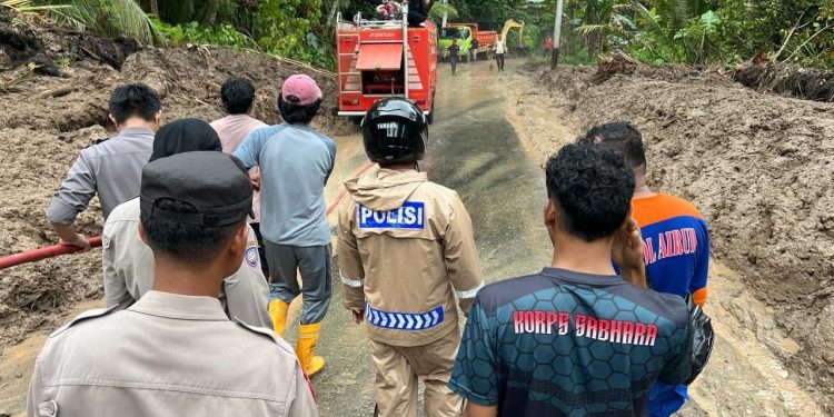 Satgas Halut Lakukan Pembersihan Jalan Trans Halmahera Usai Banjir