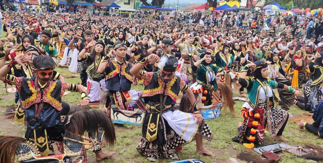 Ribuan Siswa di Temanggung Gelar Tari Jaran Kepang Massal