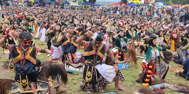 Ribuan Siswa di Temanggung Gelar Tari Jaran Kepang Massal