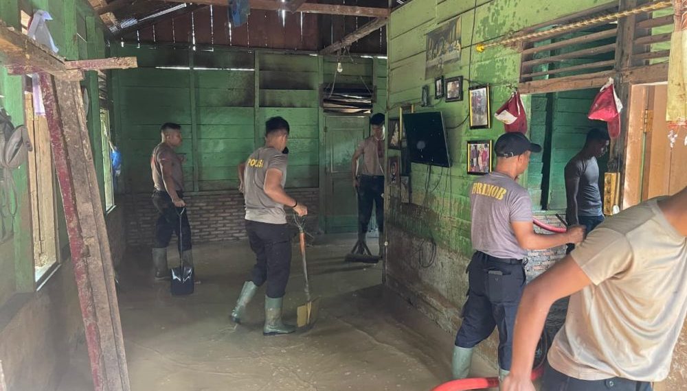 Brimob Polda Sumut Bantu Bersihkan Rumah Warga Terdampak Bencana di Tapanuli Tengah