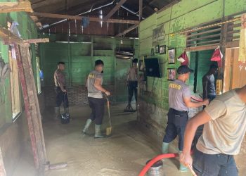 Brimob Polda Sumut Bantu Bersihkan Rumah Warga Terdampak Bencana di Tapanuli Tengah