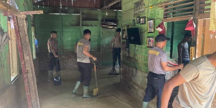 Brimob Polda Sumut Bantu Bersihkan Rumah Warga Terdampak Bencana di Tapanuli Tengah