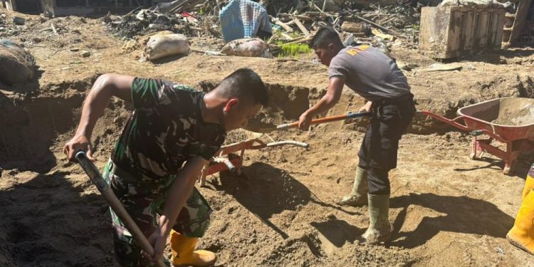 Brimob Batalyon C dan Masyarakat Bersatu Pulihkan Fasilitas Pascabanjir di Batang Toru