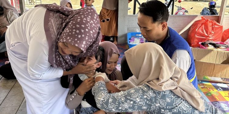 Tim TCK-EMT Kemenkes Berikan Layanan Kesehatan dan Vaksinasi di Pidie Jaya