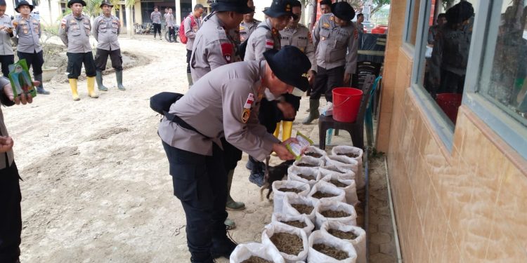 Kapolda Aceh Distribusikan Ribuan Karung Tanam untuk Warga Aceh Tamiang