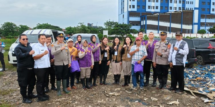 Polri dan Mahasiswa UI Dampingi Warga Cilincing Pascabanjir