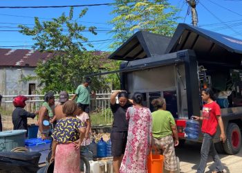 Brimob Sumut Salurkan Air Bersih ke Desa Sibuluan Nauli Pascabencana