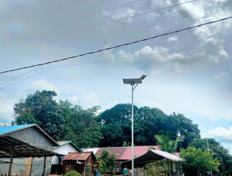 Ratusan Lampu PJU Dipasang di Akses Jalan Desa Uren