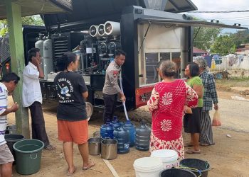 Brimob Polda Sumut Distribusikan Air Bersih di Desa Sibuluan Nauli Pascabencana