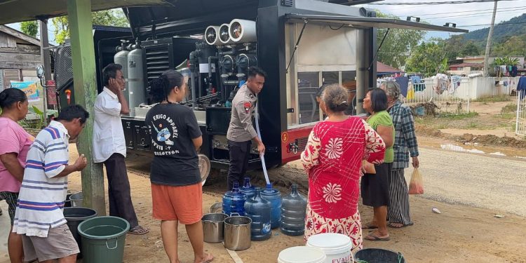 Brimob Polda Sumut Distribusikan Air Bersih di Desa Sibuluan Nauli Pascabencana