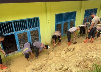 Brimob Sumut Bantu Bersihkan SMP Negeri 2 Pandan Nauli Pascabencana