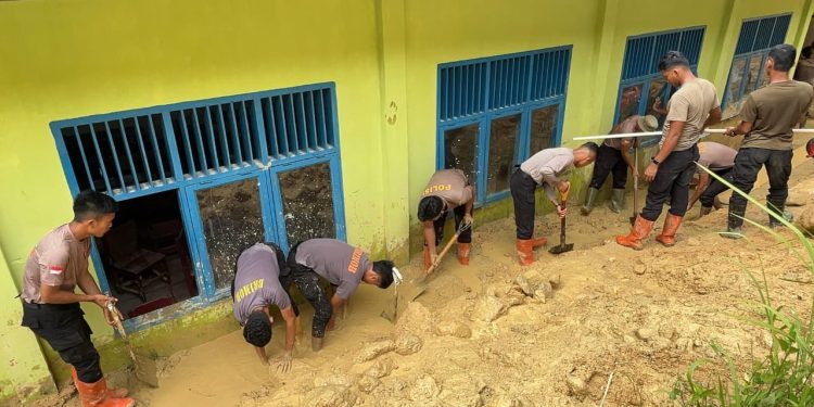 Brimob Sumut Bantu Bersihkan SMP Negeri 2 Pandan Nauli Pascabencana