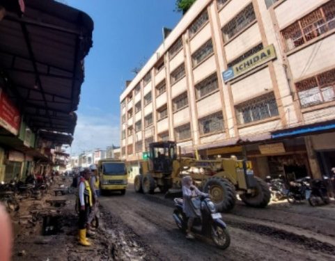 Proses Pembersihan Lumpur di Pasar Kuala Simpang Berlanjut, Aktivitas Dagang Mulai Normal