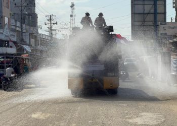 Polres Pidie Jaya Lakukan Penyiraman Jalan Pascabanjir, Warga Apresiasi