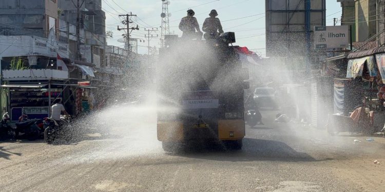 Polres Pidie Jaya Lakukan Penyiraman Jalan Pascabanjir, Warga Apresiasi