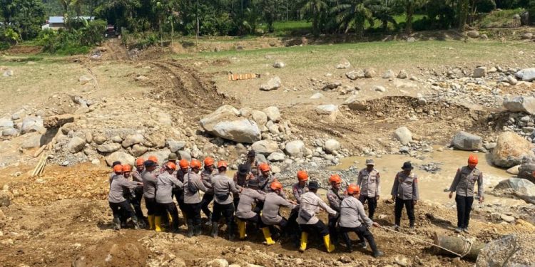 Brimob Jambi Bangun Jembatan Darurat untuk Pulihkan Akses Desa di Agam