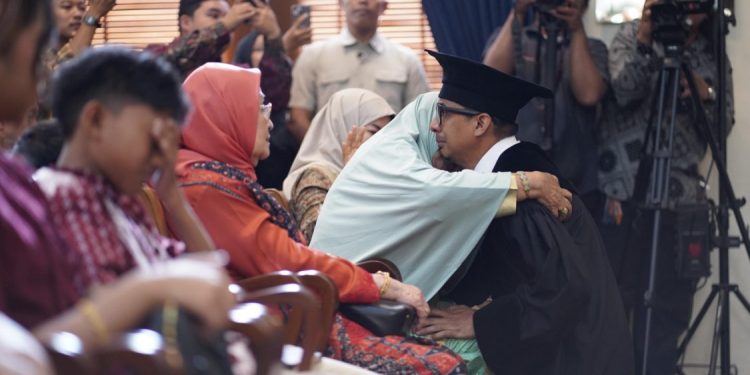 Uceng Wujudkan Janji kepada Ayah di Balai Senat UGM