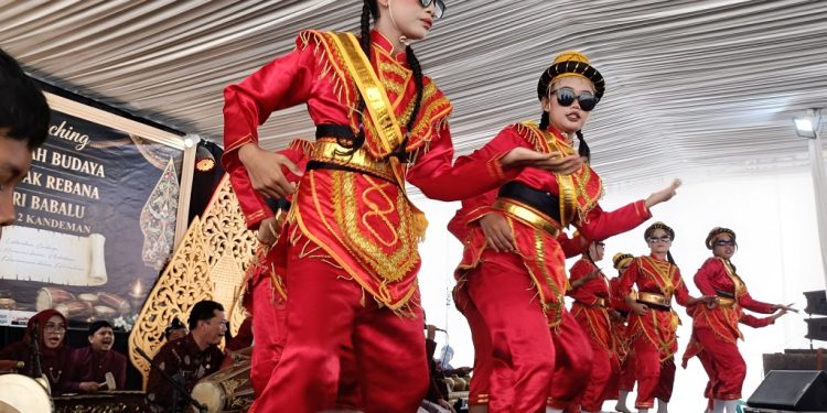 SMPN 2 Kandeman Kukuhkan Diri sebagai Sekolah Budaya dengan Tari Babalu