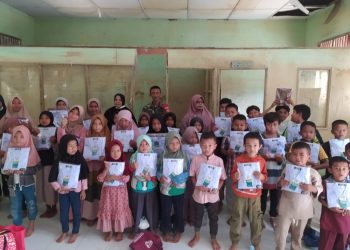 TNI Salurkan Seragam Sekolah untuk Siswa Terdampak Banjir di Aceh Tamiang
