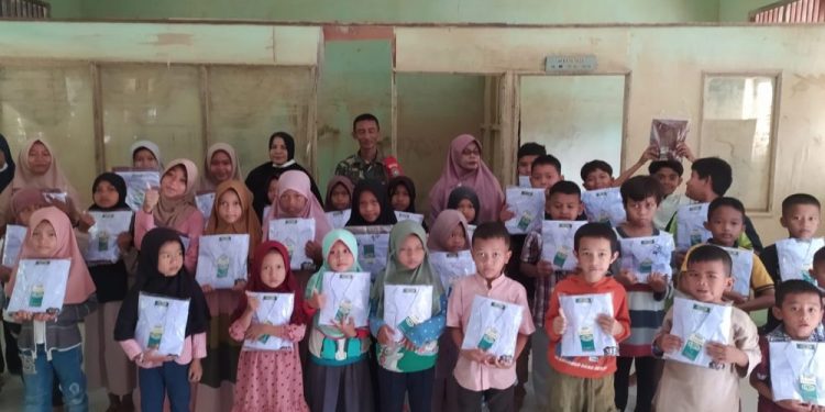 TNI Salurkan Seragam Sekolah untuk Siswa Terdampak Banjir di Aceh Tamiang