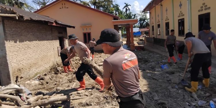 Brimob Sumatera Utara Bantu Pemulihan Pascabencana di Batang Toru