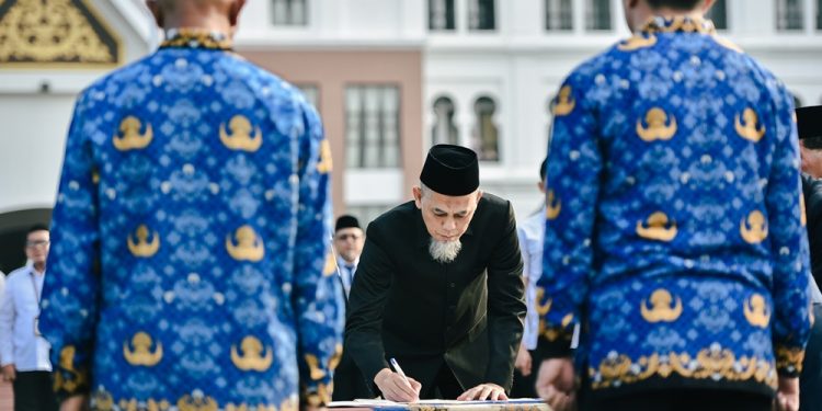 Wali Kota Dumai Resmi Serahkan SK PPPK Paruh Waktu Formasi 2025