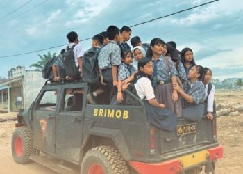 Brimob Tunjukkan Kepedulian Terhadap Pendidikan Anak Terdampak Bencana di Garoga