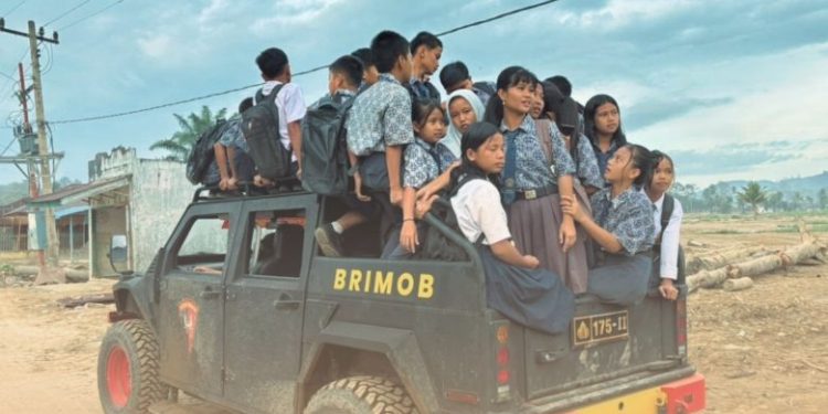 Brimob Tunjukkan Kepedulian Terhadap Pendidikan Anak Terdampak Bencana di Garoga