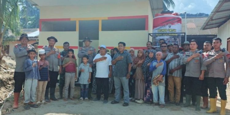 Brimob Polda Sumut Resmikan Fasilitas MCK di Desa Tolang Julu