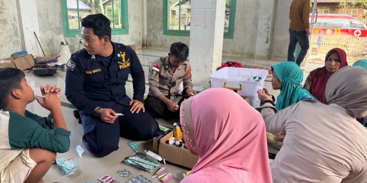 Tim Medis Polri Berikan Bantuan Kesehatan kepada Korban Banjir di Aceh Tamiang
