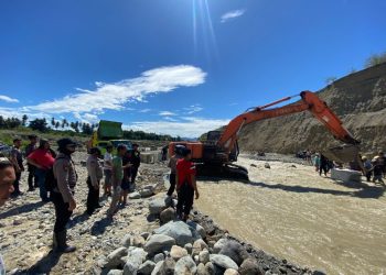 TNI-Polri Intensifkan Penanganan Banjir di Donggala, Akses Jalan Mulai Pulih
