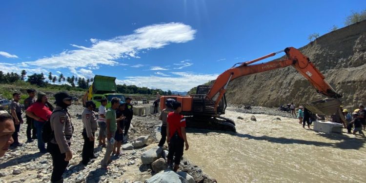 TNI-Polri Intensifkan Penanganan Banjir di Donggala, Akses Jalan Mulai Pulih