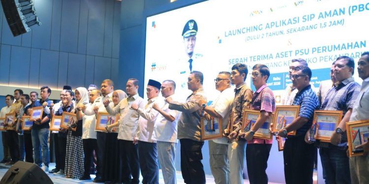 Pemko Pekanbaru Anugerahkan Penghargaan kepada Pengembang Perumahan Tertib PSU