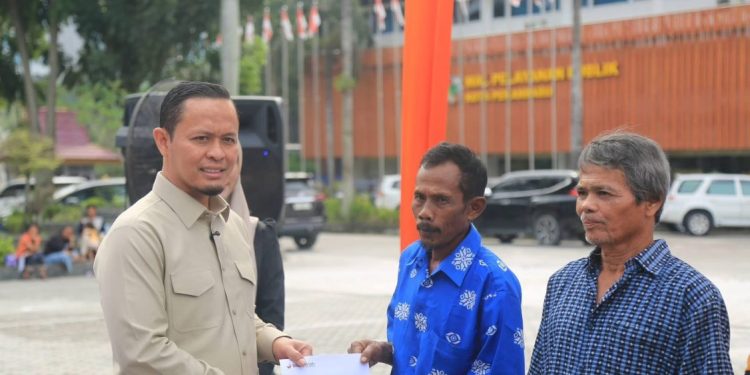 Pemko Pekanbaru dan Pemprov Riau Berikan Bantuan kepada 424 Keluarga Miskin Ekstrem