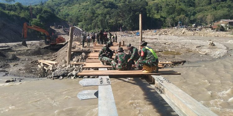 TNI dan Warga Bersama Bangun Jembatan Darurat di Aceh Tengah