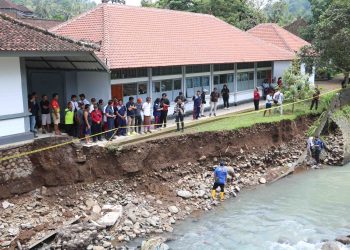 Pemkab Buleleng Fokus Perbaikan SMPN 3 Busungbiu Akibat Abrasi