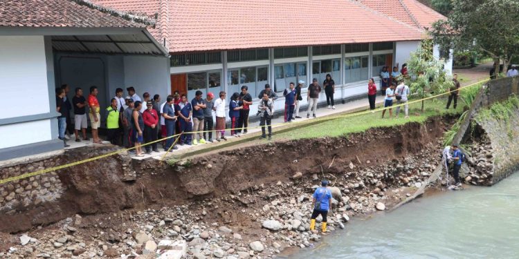 Pemkab Buleleng Fokus Perbaikan SMPN 3 Busungbiu Akibat Abrasi