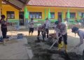 Polres Pidie Jaya Bersama Warga Bersihkan Sekolah Pascabanjir