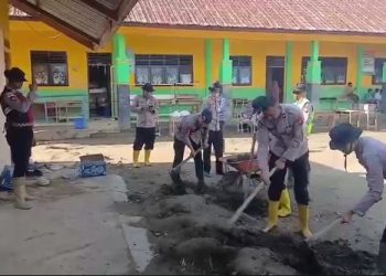 Polres Pidie Jaya Bersama Warga Bersihkan Sekolah Pascabanjir