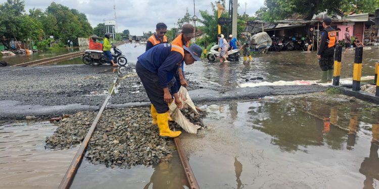 KAI Fokus Perbaikan Jalur Kereta Terdampak Banjir, Keselamatan Diutamakan