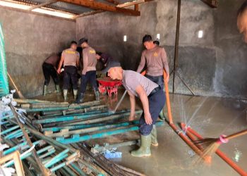 Brimob Polda Sumut Bantu Bersihkan Rumah Warga Terdampak Bencana di Tapanuli Tengah